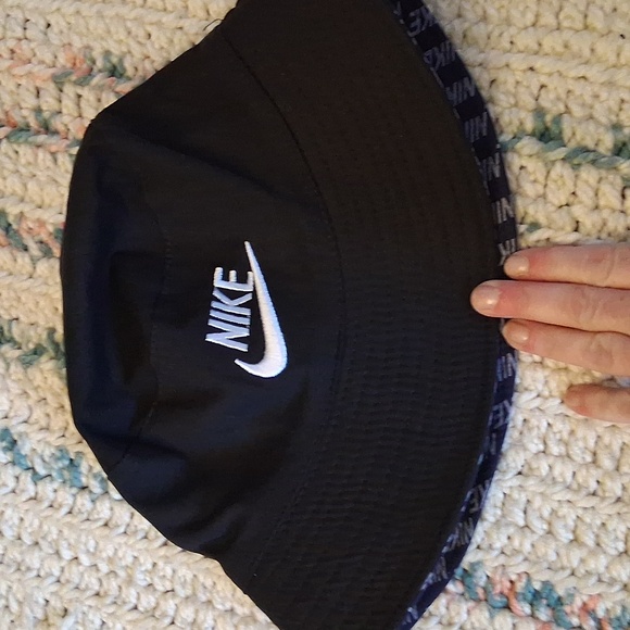 Nike Black Reversable  Bucket Hat Classic Curved Brim - Picture 4 of 4